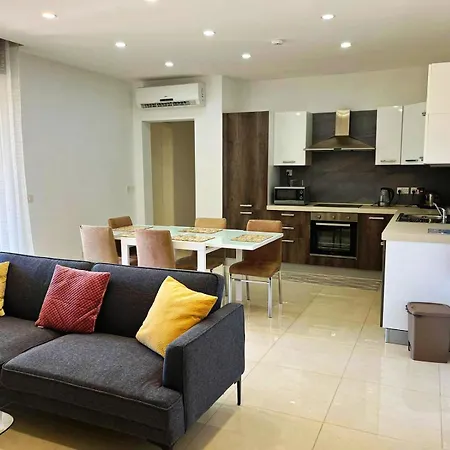 Monita 113, Seaside With Access To Pool And Pleasant Views * マルサスカーラ