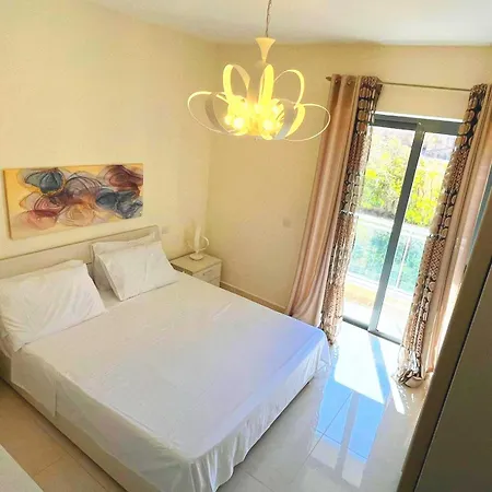 Monita 113, Seaside With Access To Pool And Pleasant Views アパート